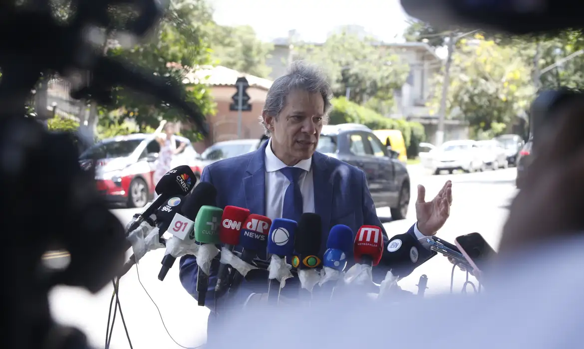 São Paulo (SP), 16/12/2024 - .Ministro Fernando Haddad concede entrevista a imprensa na frente da casa do presidente Lula Pinheiros. Foto: Paulo Pinto/Agência Brasil